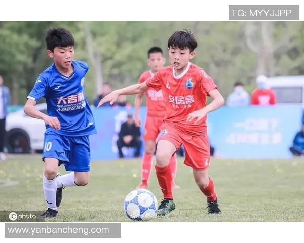 中国小学生足球赛决赛场面激烈精彩堪比职业赛事 引爆全场热情